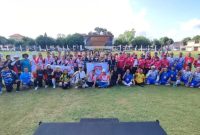 Para pemain dan ofisial dari berbagai provinsi berpose bersama di Lapangan Polda NTB, menandai sejarah lahirnya cabang Sepak Bola Berjalan dalam ajang FORNAS VIII 2025. Tua-muda, pria-wanita, semua bersatu dalam semangat olahraga inklusif yang menempatkan kesehatan, kebahagiaan, dan kebersamaan di atas segalanya. (Foto: Istimewa)