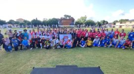 Para pemain dan ofisial dari berbagai provinsi berpose bersama di Lapangan Polda NTB, menandai sejarah lahirnya cabang Sepak Bola Berjalan dalam ajang FORNAS VIII 2025. Tua-muda, pria-wanita, semua bersatu dalam semangat olahraga inklusif yang menempatkan kesehatan, kebahagiaan, dan kebersamaan di atas segalanya. (Foto: Istimewa)