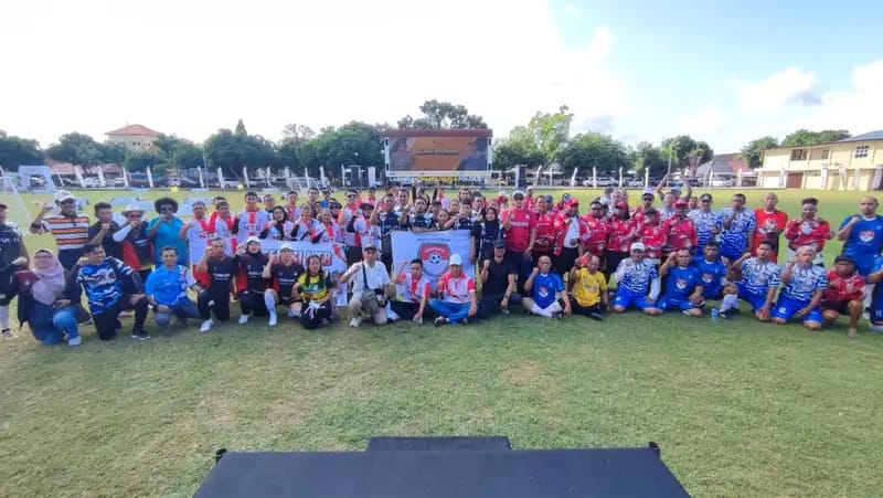 Para pemain dan ofisial dari berbagai provinsi berpose bersama di Lapangan Polda NTB, menandai sejarah lahirnya cabang Sepak Bola Berjalan dalam ajang FORNAS VIII 2025. Tua-muda, pria-wanita, semua bersatu dalam semangat olahraga inklusif yang menempatkan kesehatan, kebahagiaan, dan kebersamaan di atas segalanya. (Foto: Istimewa)