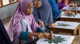 Para lansia di Desa Jenggik mengikuti pelatihan keterampilan membatik daun sebagai bagian dari program pembelajaran lintas generasi di Eco School Lentera yang didukung PLN.  (Foto: Dok. PLN)