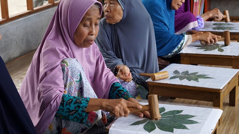 Para lansia di Desa Jenggik mengikuti pelatihan keterampilan membatik daun sebagai bagian dari program pembelajaran lintas generasi di Eco School Lentera yang didukung PLN.  (Foto: Dok. PLN)