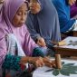 Para lansia di Desa Jenggik mengikuti pelatihan keterampilan membatik daun sebagai bagian dari program pembelajaran lintas generasi di Eco School Lentera yang didukung PLN.  (Foto: Dok. PLN)