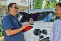 Pengguna mobil listrik berdiskusi santai di SPKLU, sambil memantau proses pengisian daya melalui aplikasi digital. Langkah kecil menuju transportasi ramah lingkungan. (Foto: Dok. PLN)