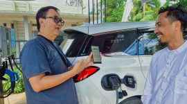 Pengguna mobil listrik berdiskusi santai di SPKLU, sambil memantau proses pengisian daya melalui aplikasi digital. Langkah kecil menuju transportasi ramah lingkungan. (Foto: Dok. PLN)