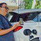 Pengguna mobil listrik berdiskusi santai di SPKLU, sambil memantau proses pengisian daya melalui aplikasi digital. Langkah kecil menuju transportasi ramah lingkungan. (Foto: Dok. PLN)