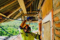 Teknisi PLN sedang memasang sambungan listrik baru dalam program Light Up The Dream, memastikan setiap rumah warga pelosok NTB mendapat akses energi yang aman dan andal. (Foto: Dok. PLN)