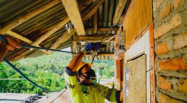 Teknisi PLN sedang memasang sambungan listrik baru dalam program Light Up The Dream, memastikan setiap rumah warga pelosok NTB mendapat akses energi yang aman dan andal. (Foto: Dok. PLN)