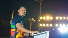 Menko Bidang Pembangunan dan Infrastruktur, Dr. Agus Harimurti Yudhoyono, memberikan sambutan dalam pembukaan FORNAS VIII di NTB, menekankan pentingnya peran komunitas dalam memajukan budaya olahraga masyarakat. (Foto: Istimewa)