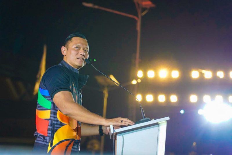 Menko Bidang Pembangunan dan Infrastruktur, Dr. Agus Harimurti Yudhoyono, memberikan sambutan dalam pembukaan FORNAS VIII di NTB, menekankan pentingnya peran komunitas dalam memajukan budaya olahraga masyarakat. (Foto: Istimewa)