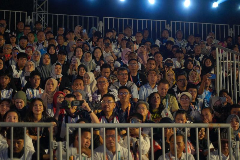 Sorot mata, sorot budaya. Tribun FORNAS VIII NTB dipadati ribuan penonton. (Foto: Istimewa)