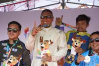 dr. Jack, tokoh kesehatan NTB, mengangkat trofi kemenangan usai menaklukkan trek ekstrem Giri Tembesi di kelas FFA FORNAS VIII. (Foto: Istimewa)