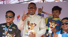 dr. Jack, tokoh kesehatan NTB, mengangkat trofi kemenangan usai menaklukkan trek ekstrem Giri Tembesi di kelas FFA FORNAS VIII. (Foto: Istimewa)