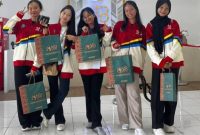 Lima peserta FORNAS VIII NTB 2025 berpose ceria usai berbelanja oleh-oleh khas Lombok di NTB Mall, Senin (28/7/2025). Mereka membawa tas belanja berisi produk unggulan UMKM lokal. (Foto: Istimewa)