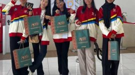 Lima peserta FORNAS VIII NTB 2025 berpose ceria usai berbelanja oleh-oleh khas Lombok di NTB Mall, Senin (28/7/2025). Mereka membawa tas belanja berisi produk unggulan UMKM lokal. (Foto: Istimewa)