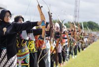 eserta panahan tradisional FORNAS VIII tampil dengan busana adat. (Foto: Istimewa)