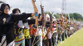 eserta panahan tradisional FORNAS VIII tampil dengan busana adat. (Foto: Istimewa)