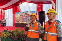 Petugas PLN bersiaga di lokasi peluncuran Koperasi Merah Putih untuk memastikan keandalan listrik selama acara nasional berlangsung tanpa gangguan. (Foto: Dok. PLN)