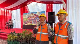 Petugas PLN bersiaga di lokasi peluncuran Koperasi Merah Putih untuk memastikan keandalan listrik selama acara nasional berlangsung tanpa gangguan. (Foto: Dok. PLN)