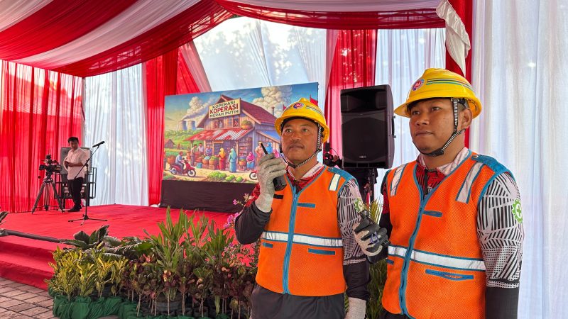 Petugas PLN bersiaga di lokasi peluncuran Koperasi Merah Putih untuk memastikan keandalan listrik selama acara nasional berlangsung tanpa gangguan. (Foto: Dok. PLN)