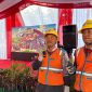 Petugas PLN bersiaga di lokasi peluncuran Koperasi Merah Putih untuk memastikan keandalan listrik selama acara nasional berlangsung tanpa gangguan. (Foto: Dok. PLN)