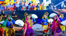 Tarian tradisional memukau tampil di bawah sorotan lampu megah saat pembukaan FORNAS VIII 2025 di Mataram. Keberhasilan pertunjukan ini tak lepas dari peran vital PLN NTB yang memastikan suplai listrik tanpa cela sepanjang acara. (Foto: Dok. PLN)