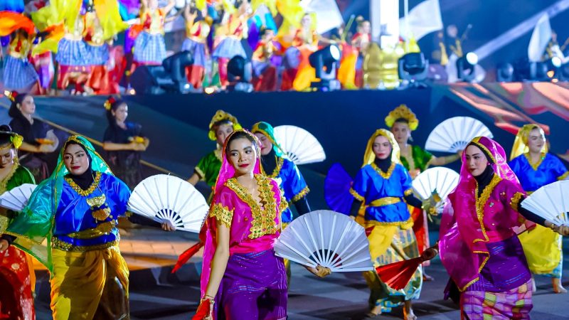 Tarian tradisional memukau tampil di bawah sorotan lampu megah saat pembukaan FORNAS VIII 2025 di Mataram. Keberhasilan pertunjukan ini tak lepas dari peran vital PLN NTB yang memastikan suplai listrik tanpa cela sepanjang acara. (Foto: Dok. PLN)