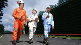 Tiga pegawai PLN dari berbagai unit kerja bersinergi di lapangan, mencerminkan semangat kolaborasi dan transformasi yang membawa PLN menembus jajaran perusahaan elite dunia versi Fortune Global 500 tahun 2025. (Foto: Dok. PLN)