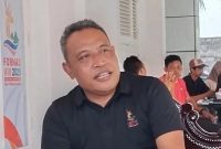 Deputi IV Panitia Pelaksana FORNAS VIII NTB 2025, Lalu Kholid Karyadi, memberikan keterangan pers jelang malam penutupan di Eks Bandara Selaparang, Mataram. Ia menegaskan kesiapan seluruh elemen untuk menyukseskan acara puncak yang dihadiri Wapres Gibran dan dipadati puluhan ribu pengunjung. (Foto: Istimewa)