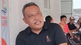 Deputi IV Panitia Pelaksana FORNAS VIII NTB 2025, Lalu Kholid Karyadi, memberikan keterangan pers jelang malam penutupan di Eks Bandara Selaparang, Mataram. Ia menegaskan kesiapan seluruh elemen untuk menyukseskan acara puncak yang dihadiri Wapres Gibran dan dipadati puluhan ribu pengunjung. (Foto: Istimewa)