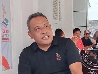 Deputi IV Panitia Pelaksana FORNAS VIII NTB 2025, Lalu Kholid Karyadi, memberikan keterangan pers jelang malam penutupan di Eks Bandara Selaparang, Mataram. Ia menegaskan kesiapan seluruh elemen untuk menyukseskan acara puncak yang dihadiri Wapres Gibran dan dipadati puluhan ribu pengunjung. (Foto: Istimewa)
