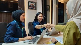 Petugas layanan pelanggan PLN memberikan pelayanan prima kepada pelanggan dalam suasana profesional dan bersahabat, wujud komitmen transformasi layanan berbasis kepuasan pelanggan. (Foto: Dok. PLN)
