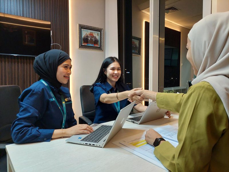 Petugas layanan pelanggan PLN memberikan pelayanan prima kepada pelanggan dalam suasana profesional dan bersahabat, wujud komitmen transformasi layanan berbasis kepuasan pelanggan. (Foto: Dok. PLN)