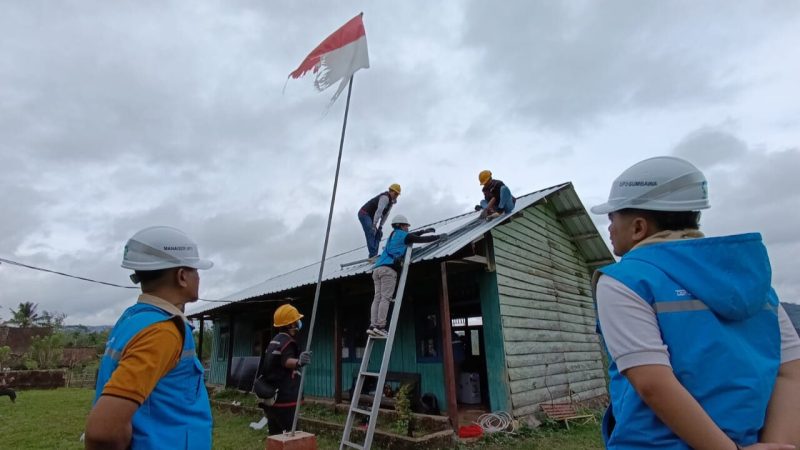 Petugas PLN UP3 Sumbawa memasang panel surya di atap sekolah terpencil Desa Tangkampulit, Sumbawa, sebagai bagian dari program PLTS SUPER SUN dalam rangka HUT ke-23 PLN NTB. Cahaya kini hadir, harapan pun menyala. (Foto: Dok. PLN)