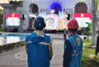 Petugas PLN ULP Praya bersiaga di sekitar kawasan Masjid Agung Praya untuk memastikan kelancaran MTQ ke-31 tanpa gangguan listrik. (Foto: Dok. PLN)