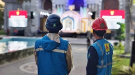 Petugas PLN ULP Praya bersiaga di sekitar kawasan Masjid Agung Praya untuk memastikan kelancaran MTQ ke-31 tanpa gangguan listrik. (Foto: Dok. PLN)