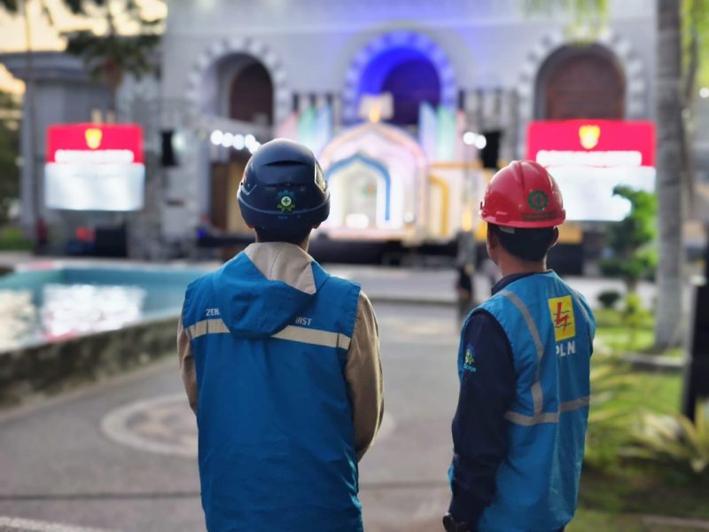 Petugas PLN ULP Praya bersiaga di sekitar kawasan Masjid Agung Praya untuk memastikan kelancaran MTQ ke-31 tanpa gangguan listrik. (Foto: Dok. PLN)