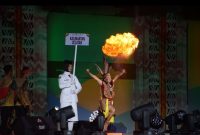 Penampilan atraktif kontingen Kalimantan Selatan dengan atraksi sembur api memukau penonton saat defile pembukaan FORNAS VIII NTB 2025. (Foto: Istimewa)