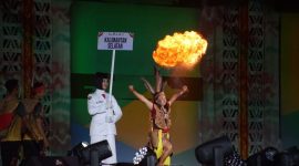 Penampilan atraktif kontingen Kalimantan Selatan dengan atraksi sembur api memukau penonton saat defile pembukaan FORNAS VIII NTB 2025. (Foto: Istimewa)