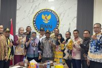 BNN Kota Mataram bersama camat dan lurah se-Kecamatan Ampenan membahas strategi intervensi narkoba di wilayah pesisir yang masuk zona merah. (Foto: Istimewa)

