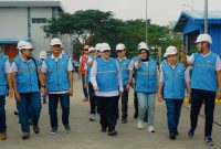 Komisaris Independen PLN, Dr. H. Ali Masykur Musa, didampingi jajaran manajemen PLN UIW NTB, meninjau langsung area operasional PLTG Lombok Peaker dalam rangka penguatan keandalan sistem kelistrikan di NTB. (Foto: Dok. PLN)