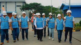 Komisaris Independen PLN, Dr. H. Ali Masykur Musa, didampingi jajaran manajemen PLN UIW NTB, meninjau langsung area operasional PLTG Lombok Peaker dalam rangka penguatan keandalan sistem kelistrikan di NTB. (Foto: Dok. PLN)