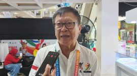 Ketua Umum PLBSI, Prof. Nurdin Purnomo, memberikan keterangan usai pembukaan kompetisi barongsai di ajang FORNAS VIII 2025 yang digelar di Mataram Mall, Lombok. Barongsai resmi debut sebagai cabang olahraga rekreasi nasional. (Foto: Istimewa)