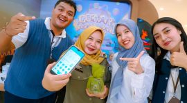 Pengunjung menunjukkan aplikasi PLN Mobile usai melakukan transaksi di booth interaktif PLN UIW NTB dalam gelaran FORNAS VIII 2025. Booth ini menjadi ruang edukasi sekaligus layanan digital kelistrikan yang mudah, cepat, dan menyenangkan bagi masyarakat. (Foto: Dok. PLN)