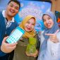 Pengunjung menunjukkan aplikasi PLN Mobile usai melakukan transaksi di booth interaktif PLN UIW NTB dalam gelaran FORNAS VIII 2025. Booth ini menjadi ruang edukasi sekaligus layanan digital kelistrikan yang mudah, cepat, dan menyenangkan bagi masyarakat. (Foto: Dok. PLN)