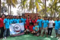 Sejumlah anggota Perkumpulan Driver Batur Sasak (DBS) NTB berpose bersama dalam kegiatan solidaritas komunitas sopir truk, berlatar pepohonan kelapa yang rindang, mencerminkan kekompakan dan semangat persatuan. (Foto: Istimewa) 