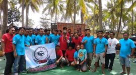 Sejumlah anggota Perkumpulan Driver Batur Sasak (DBS) NTB berpose bersama dalam kegiatan solidaritas komunitas sopir truk, berlatar pepohonan kelapa yang rindang, mencerminkan kekompakan dan semangat persatuan. (Foto: Istimewa) 