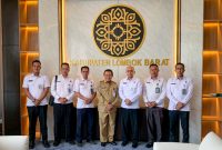 Potret kebersamaan Bupati Lombok Barat dan jajaran Lapas Kelas IIA Lombok Barat usai berdiskusi soal pemberian remisi HUT RI di ruang kerja bupati. (Foto: Istimewa)
