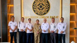 Potret kebersamaan Bupati Lombok Barat dan jajaran Lapas Kelas IIA Lombok Barat usai berdiskusi soal pemberian remisi HUT RI di ruang kerja bupati. (Foto: Istimewa)