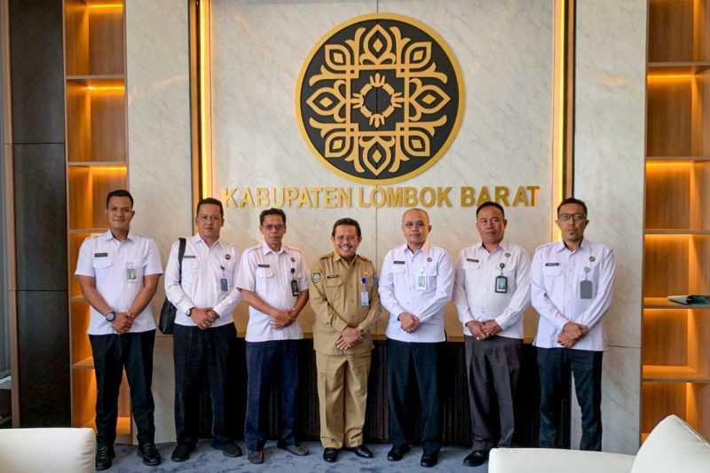 Potret kebersamaan Bupati Lombok Barat dan jajaran Lapas Kelas IIA Lombok Barat usai berdiskusi soal pemberian remisi HUT RI di ruang kerja bupati. (Foto: Istimewa)