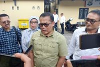 Eks Kepala Biro Ekonomi Setda NTB, Wirajaya Kusuma, memberikan keterangan kepada wartawan terkait penangguhan penahanan kasus dugaan korupsi masker Covid-19. (Foto: Istimewa)